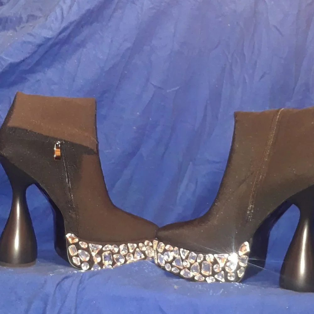 AZALEA WANG DIAMONDS WALK  RUNWAY CHUNKY BOOTIE IN BLACK ( BRAND NEW )